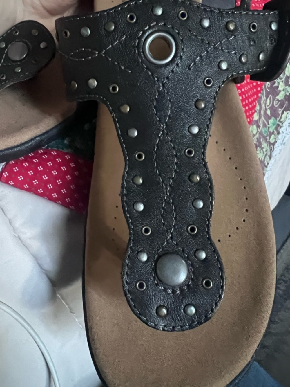 MAKE AN OFFER - TAOS Flash Leather Grommet Studded Thong Arch Support Sandals - Picture 3 of 5